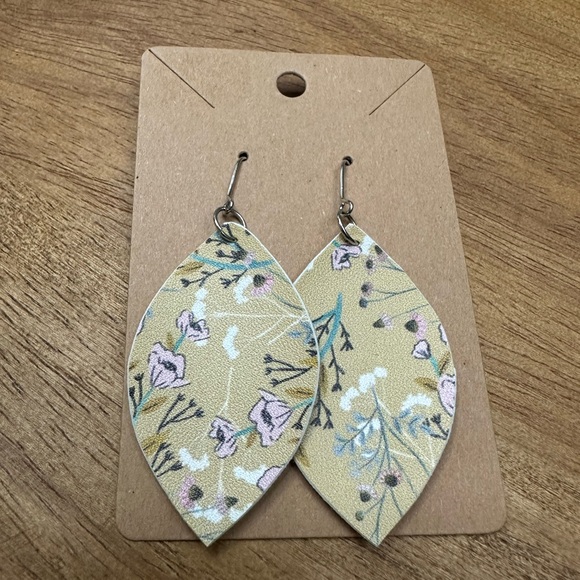 Jewelry - 5/$10 Floral Leaf‎ Drop Earrings